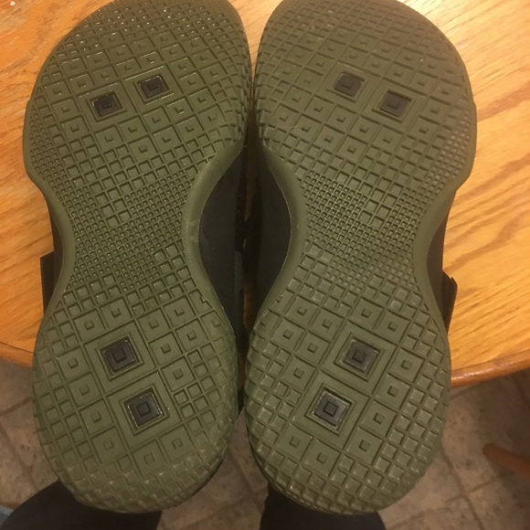 Like new Lebron James size 9 basketball shoes - Picture 4 of 5